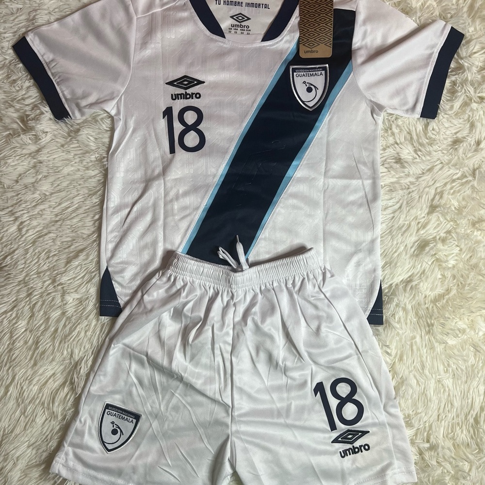 Santis#18 Guatemala National Team Youth Soccer Jersey & Shorts  Size 22/5-6T